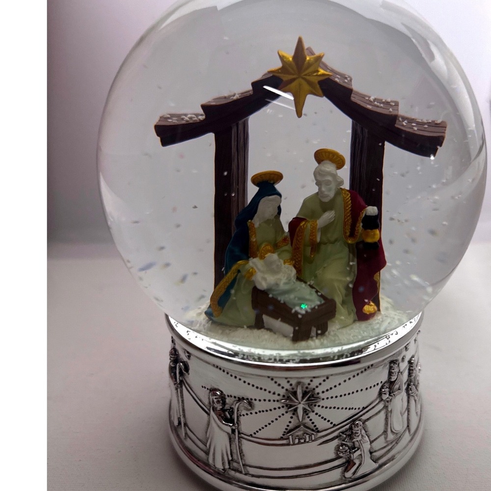 Reed & Barton Nativity Musical Snowglobe Silver Plate Base Multicolor